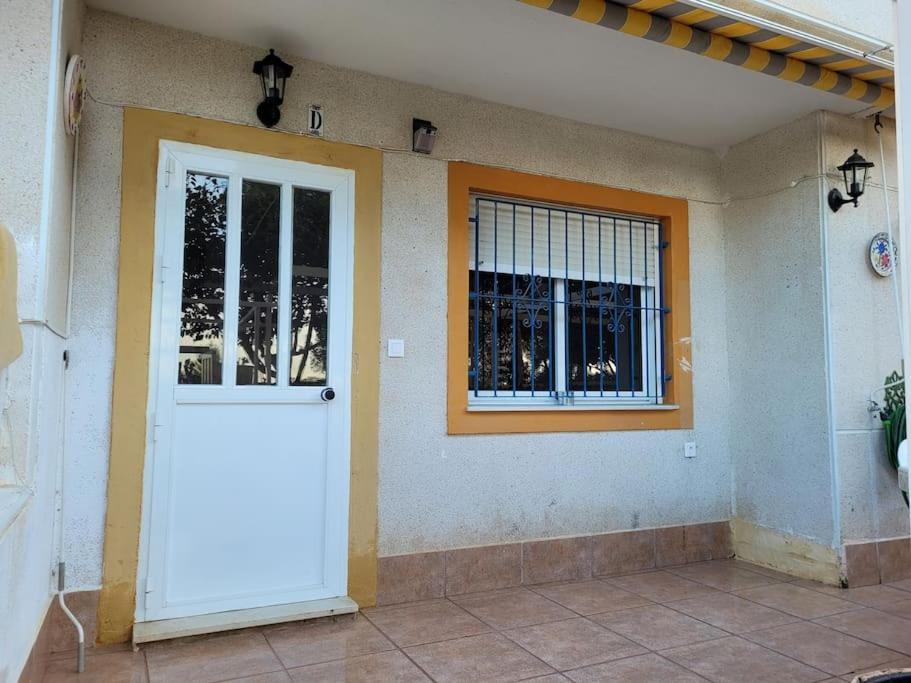 Apartamento Bajo Con Terraza Y Piscina Torrevieja Exterior photo